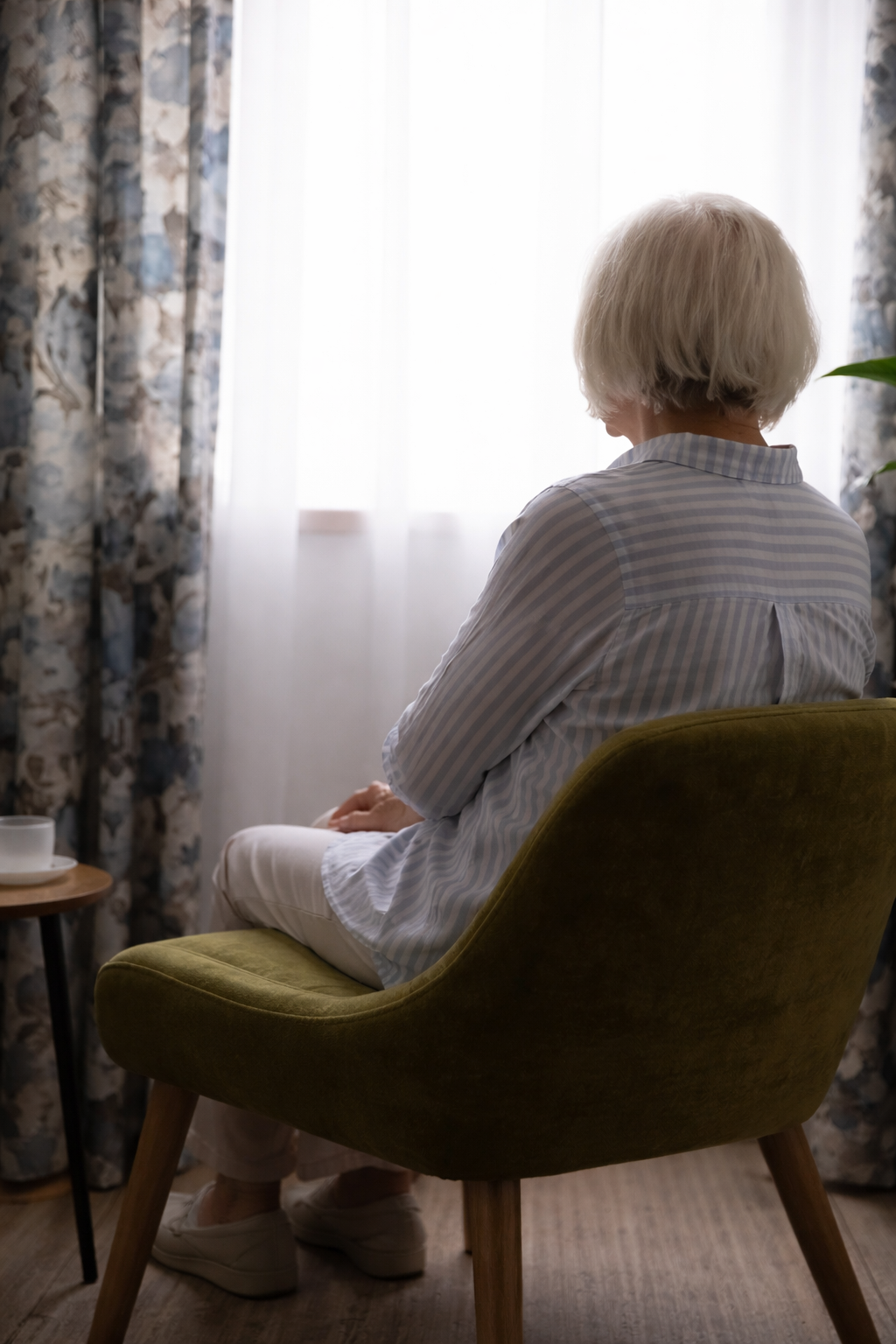 Seniorin am Fenster